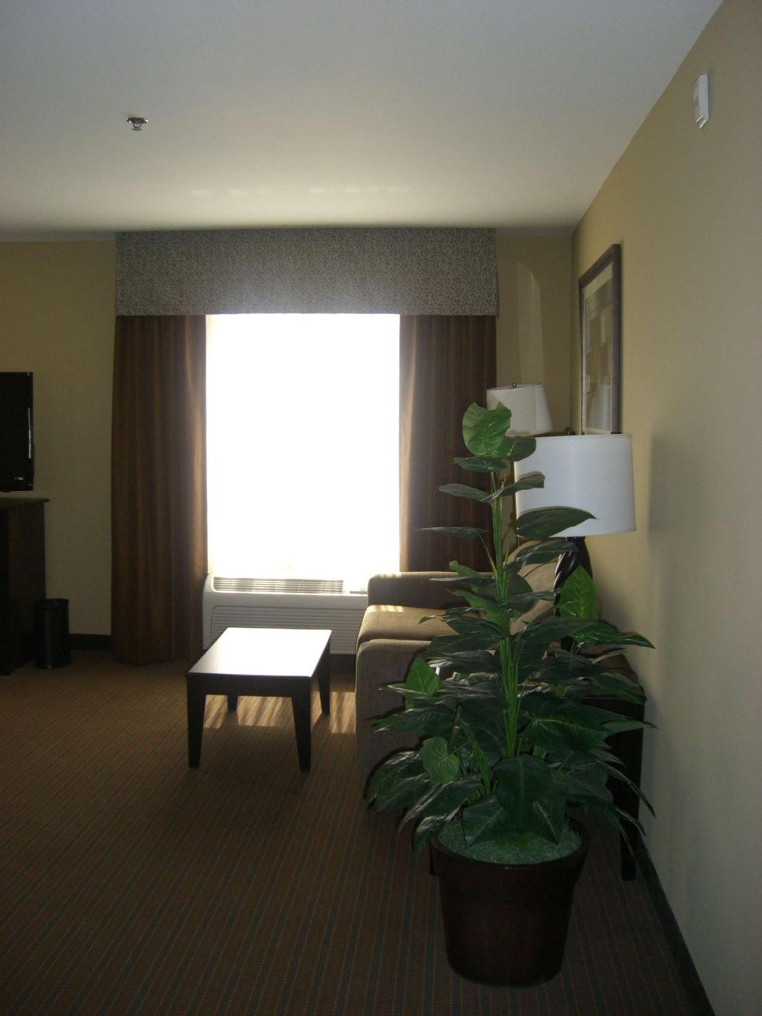 Hampton & Pueblo/north 3*